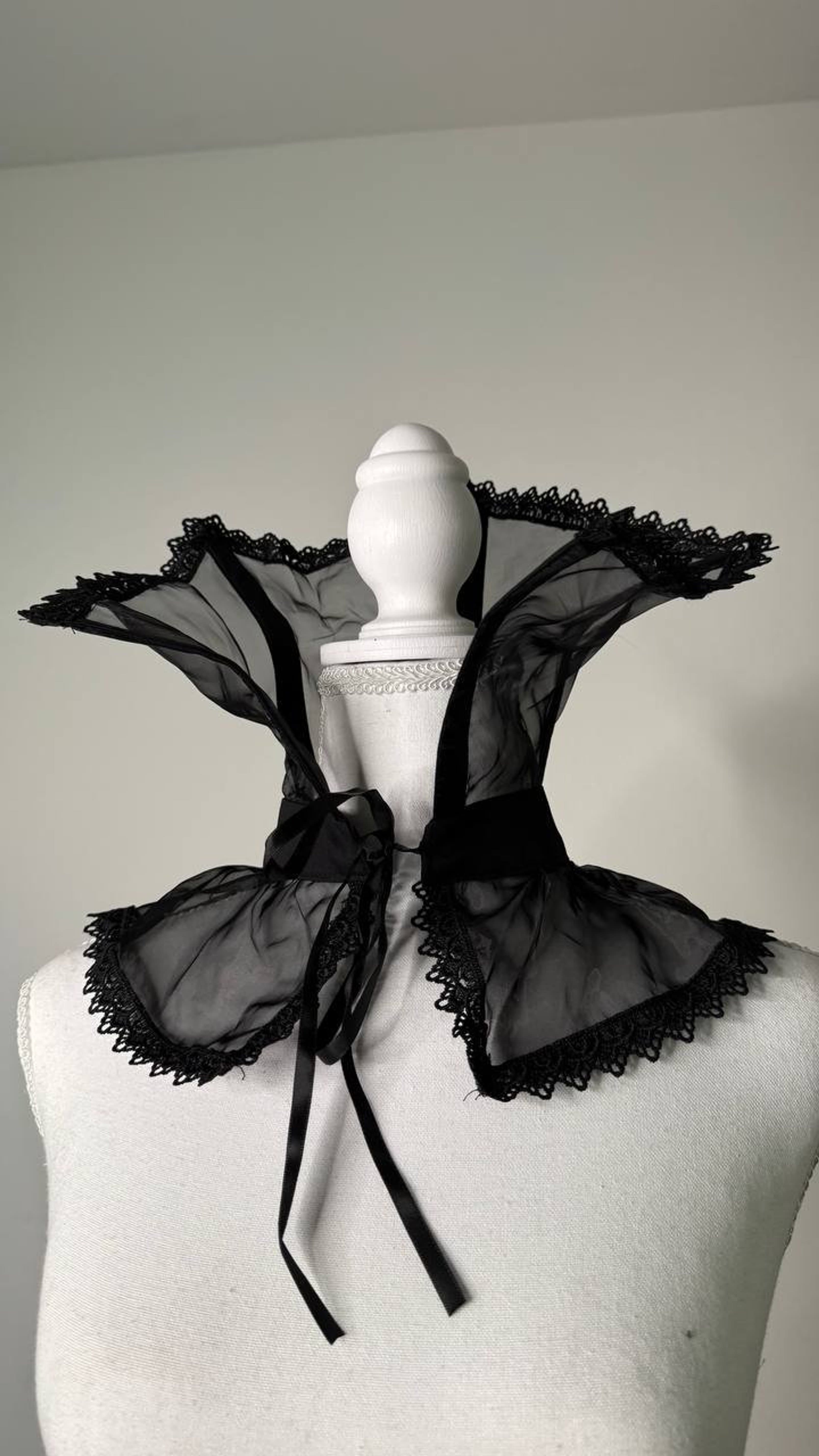 Black Victorian-Style Lace Collar